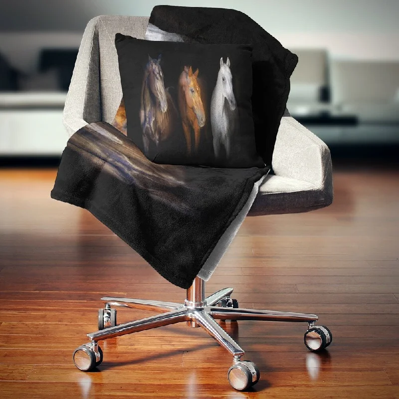 Queen - size blankets for standard - sized bedsQueen - size blankets for standard - sized bedsDesignart 'Black Red and White Horses' Animal Throw Blanket Queen - size blankets for standard - sized bedsQueen - size blankets for standard - sized bedsDesignart 'Black Red and White Horses' Animal Throw Blanket