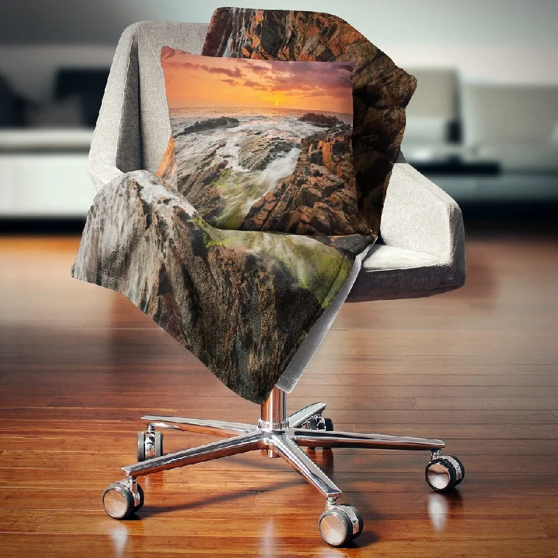 King - size blankets to cover large beds comfortablyKing - size blankets to cover large beds comfortablyDesignart 'Stormy Waves Rushing Into Rocks' Beach Photo Throw Blanket King - size blankets to cover large beds comfortablyKing - size blankets to cover large beds comfortablyDesignart 'Stormy Waves Rushing Into Rocks' Beach Photo Throw Blanket