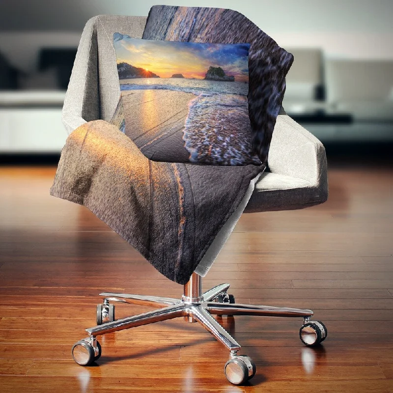 Linen blankets with a rustic and textured lookLinen blankets with a rustic and textured lookDesignart 'Sandy Beach with Rush Waves' Seashore Throw Blanket Linen blankets with a rustic and textured lookLinen blankets with a rustic and textured lookDesignart 'Sandy Beach with Rush Waves' Seashore Throw Blanket
