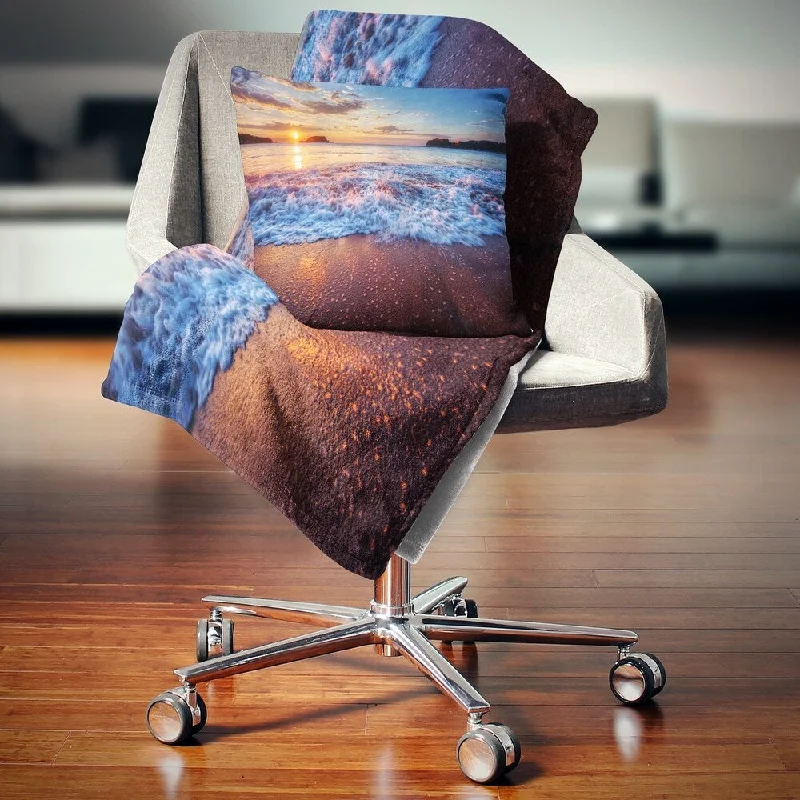 Linen blankets with a rustic and textured lookLinen blankets with a rustic and textured lookDesignart 'Blue Sea Waves during Sunset' Seashore Throw Blanket Linen blankets with a rustic and textured lookLinen blankets with a rustic and textured lookDesignart 'Blue Sea Waves during Sunset' Seashore Throw Blanket