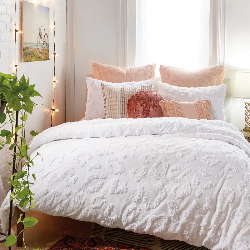 Latex - filled comforters with a bouncy texture and good supportMiya Tufted Cotton Leopard Print Comforter and Sham Set Latex - filled comforters with a bouncy texture and good supportMiya Tufted Cotton Leopard Print Comforter and Sham Set